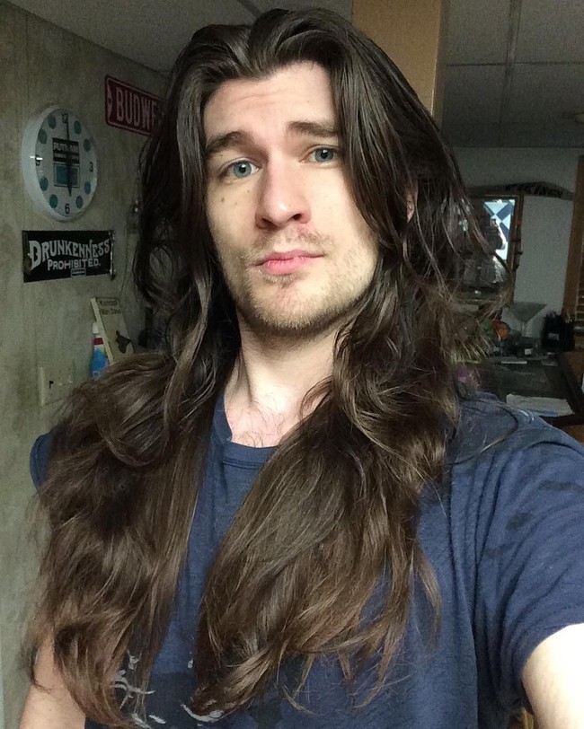 Jeffrey S Kendal sempat menjadi viral karena penampilannya saat memelihara jenggot dan kumis sangat berbeda setelah ia mencukurnya. Tapi yang membuat para wanita sulit berpaling adalah rambut cokelat gelap yang panjang, lebat dan bergelombang. Foto: Instagram