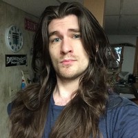 Jeffrey S Kendal sempat menjadi viral karena penampilannya saat memelihara jenggot dan kumis sangat berbeda setelah ia mencukurnya. Tapi yang membuat para wanita sulit berpaling adalah rambut cokelat gelap yang panjang, lebat dan bergelombang. Foto: Instagram