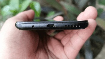 Bagian bawah terdapat port microUSB dan speaker. Foto: Gizguide