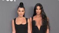 Di acara tersebut Kim juga ditemani oleh Kourtney Kardashian. Michael Loccisano/Wire Image