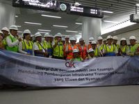 Ketua OJK dan Bos Perbankan Jajal MRT Jakarta