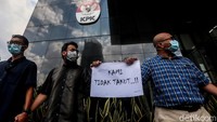 Wadah Pegawai (WP) KPK menggelar aksi solidaritas sebagai bentuk dukungan kepada rekan mereka yang dianiaya. Aksi itu dilakukan di halaman kantor lembaga antirasuah itu di Jakarta, Kamis (7/2/2019).