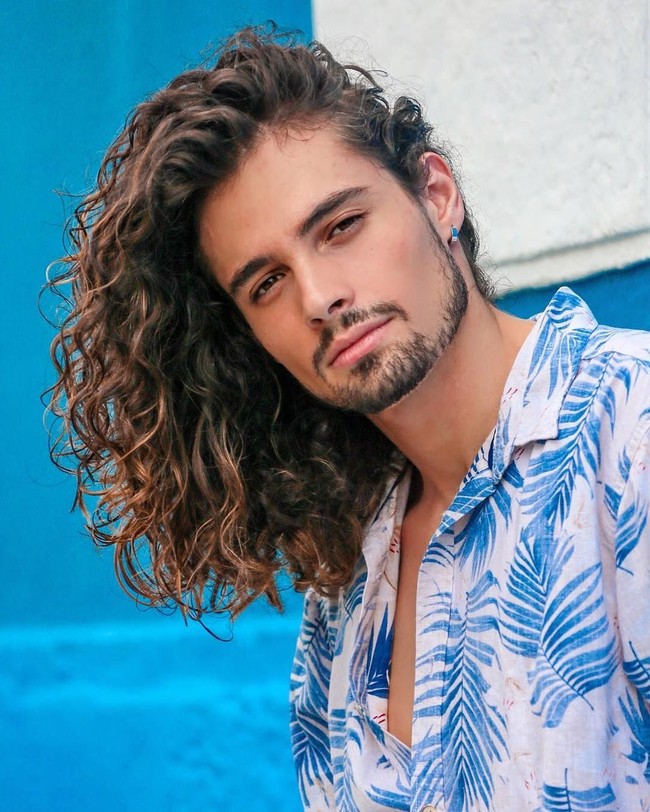 Catarino dari Brasil juga memiliki rambut ikal yang indah. Warna rambutnya dicat dengan teknik balayage sehingga jadi terkesan natural dan stylish. Foto: Instagram