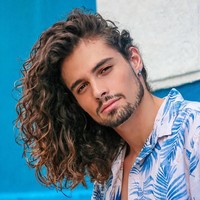 Catarino dari Brasil juga memiliki rambut ikal yang indah. Warna rambutnya dicat dengan teknik balayage sehingga jadi terkesan natural dan stylish. Foto: Instagram