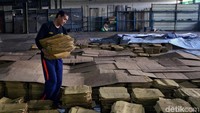 Petugas sedang mengumpulkan Sampul Salinan Formulir model C1 untuk disusun.