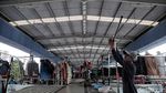 Melihat Aktivitas Para Pedagang di Skybridge Tanah Abang