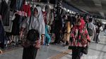 Melihat Aktivitas Para Pedagang di Skybridge Tanah Abang