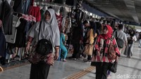 Pasalnya, akan semakin banyak orang yang melintasi skybridge. lokasi kios yang berada di sisi jalur penyeberangan pun membuat para pejalan kaki melintasi jembatan itu sambil melihat barang-barang dagangan yang dipasarkan di skybridge.