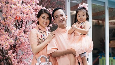 Gaya Kompak Keluarga Rayakan Imlek, Mana Favorit Bunda?