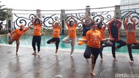 Dengan pengaturan napas, yoga ini bisa mensugesti seseorang bahwa penyakit akan terbuang seiring dengan tarikan napas. (Hilda Meilisa Rinanda/detikHealth) 