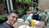 So sweet! Makan berdua kayak pengantin baru nih. Btw, kok makanannya belum datang? Foto: instagram @irwansyah_15