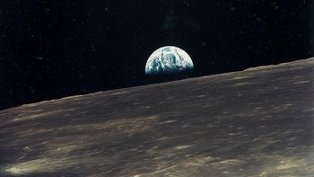 Foto dramatis Bumi yang dijepret astronot NASA dari Bulan pada tahun 1969. “Arsip penting ini menampakkan dedikasi besar orang Amerika dalam mengejar pengetahuan di luar angkasa,” kaat Daile Kaplan dari Swann Galleries. Foto: NASA