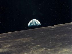 Foto Warna Pendaratan Dramatis Manusia di Bulan Akan Dilelang