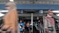 Warga yang ingin menggunakan kereta pun diarahkan untuk melewati Skybridge.