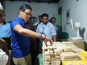 Ke Madiun, Sandiaga Nostalgia dengan Brem dan Dicurhati Pembuatnya