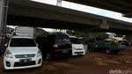 Duh, Kolong Tol Becakayu Jadi Parkir Liar