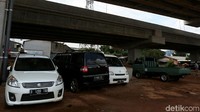 Pengawasan yang longgar dari pihak tol menjadi salah satu alasan warga berani memarkirkan kendaraan mereka di kolong Tol Becakayu.