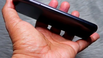 Urusan penyimpanan, ada pilihan memori internal 8 atau 16 GB yang bisa diekspansi melalui slot microSD. Ia mempunyai hybrid slot yang berarti user harus memilih slot kedua untuk kartu SIM tambahan atau microSD. Foto: Techpinas