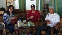 Romantisnya Djarot Saiful Hidayat dan Istri Saat Suap-suapan Nasi Gudeg di Jogja 