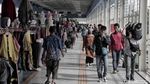 Melihat Aktivitas Para Pedagang di Skybridge Tanah Abang