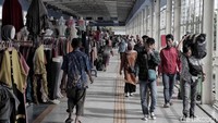 Pengaturan pejalan kaki yang mulai dilaksanakan oleh Pemkot Jakarta Pusat di Jalan Jatibaru Tanah Abang, menjadi kesempatan bagi para pedagang untuk meraup lebih besar keuntungan.