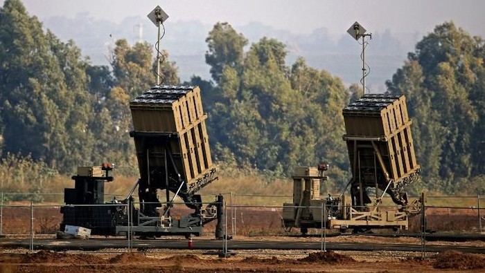 (FILES) This file photo taken on November 12, 2018 shows an Iron Dome defence system, designed to intercept and destroy incoming short-range rockets and artillery shells, in the southern Israeli town of Sderot. - The US Army said on February 6, 2019, it wants to purchase a limited number of Iron Dome short-range air defense systems, an interceptor technology developed by Israel with US support. (Photo by JACK GUEZ / AFP)