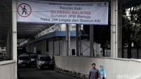 Warga menilai melewati Jalan Jatibaru lebih singkat dan tidak membuang waktu dibandingkan harus melintasi skybridge.