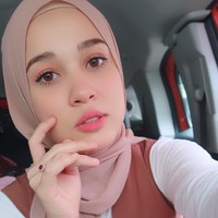 Saat berhijab, penampilan Emma juga sering menuai pujian netizen. Banyak yang memuji kecantikan Emma. Foto: Instagram/emma_maembongofficial