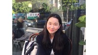 Tanpa riasan wajah berlebih pun, Yoon-ju masih kelihatan cantik plus awet muda. Kali ini ia sedang santai di coffee shop. Foto: Instagram yoonjujang