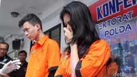Reva Alexa ampak menangis dan menutupi wajahnya itu dengan tangan saat di depan awak media. Foto: Lamhot Aritonang/detikFoto