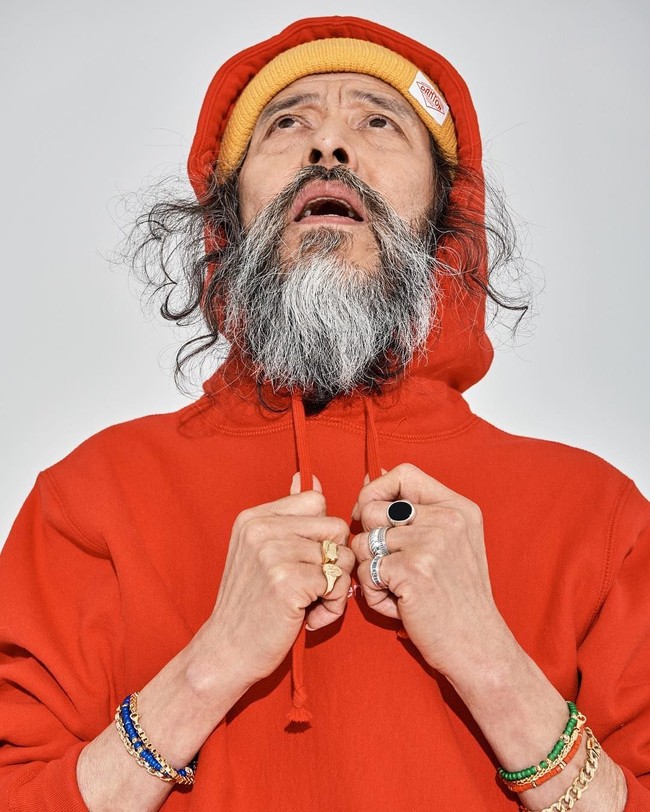 Tapi sepertinya fitur wajah yang tajam dan rambut panjang serta janggut yang telah memutih membuat penampilan kakek 65 tahun ini menarik. Foto: Instagram @cildugim