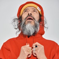 Tapi sepertinya fitur wajah yang tajam dan rambut panjang serta janggut yang telah memutih membuat penampilan kakek 65 tahun ini menarik. Foto: Instagram @cildugim