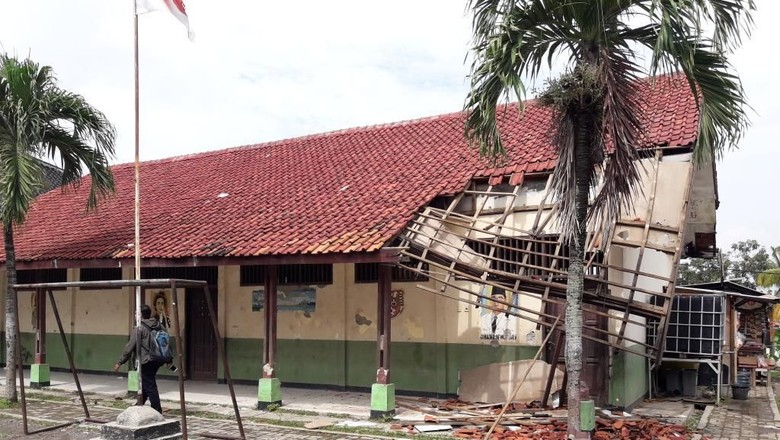 Atap Sekolah Runtuh, Siswa SD Cicau 01 Belajar di Kantor Desa Atap Sekolah Runtuh, Siswa SD Cicau 01 Belajar di Kantor Desa