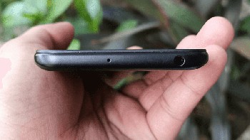 Bagian atasnya terdapat jack audio 3,5 mm. Foto: Gizguide