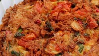 Diaduk dengan sambal dan tomat kemudian dimasak garing pastilah telur dadar ini gurih pedas rasanya. Foto : Instagram @seto_beri