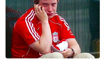 Fans Liverpool digambarkan menangis karena peluang juara kembali terancam. Foto: istimewa