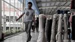 Melihat Aktivitas Para Pedagang di Skybridge Tanah Abang