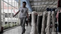 Salah satu pedagang menjajakan potongan celana dengan berbagai gaya dan warna di kawasan Skybridge Tanah Abang.