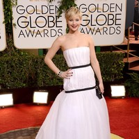 Gaun putih bergaya strapless Dior turut menjadi pilihan Jennifer saat menghadiri Golden Globe Awards 2014.  Foto: Dok. Getty Images