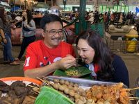 Romantisnya Djarot Saiful Hidayat dan Istri Saat Suap-suapan Nasi Gudeg di Jogja 