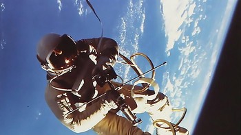 Astronot Ed White terlihat mengangkasa dengan latar belakang teluk Meksiko di tahun 1965. Foto: NASA