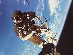 Foto Warna Pendaratan Dramatis Manusia di Bulan Akan Dilelang