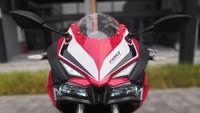 Jika dari desain Feely Phantom 450 meniru persis CBR250RR, dari segi mesin, motor ini dibekali kapasitas yang lebih besar. Feely Phantom 450 hadir dengan mesin dua selinder 450cc berpendingin cairan. Mesin tersebut mampu menghasilkan tenaga sekitar 30 dk pada 7.000 RPM dan torsi 33,5 Nm. Foto: Dok. newmotor.com.cn