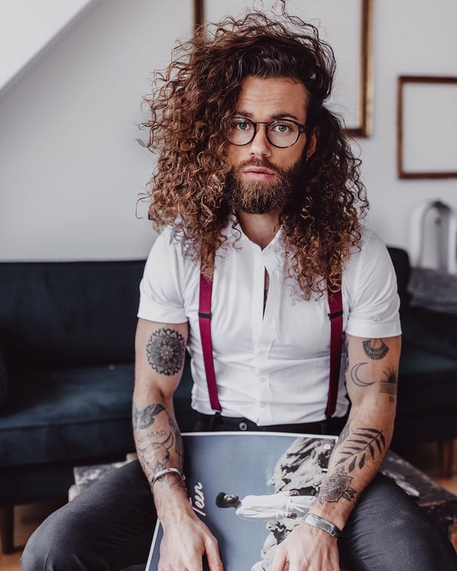 Rambut keriting Hank terlihat seperti baru ditata dari salon. Lebat dan keriting alami, siapa wanita yang tidak iri melihatnya? Foto: Instagram