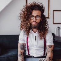 Rambut keriting Hank terlihat seperti baru ditata dari salon. Lebat dan keriting alami, siapa wanita yang tidak iri melihatnya? Foto: Instagram