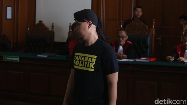 Ahmad Dhani Jalani Sidang Pakai Kaus Bertuliskan 'Tahanan Politik'