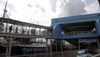 Para pejalan kaki yang melintasi Jalan Jatibaru kini diarahkan untuk menggunakan Jembatan Penyeberangan Multiguna (JPM) Skybridge.