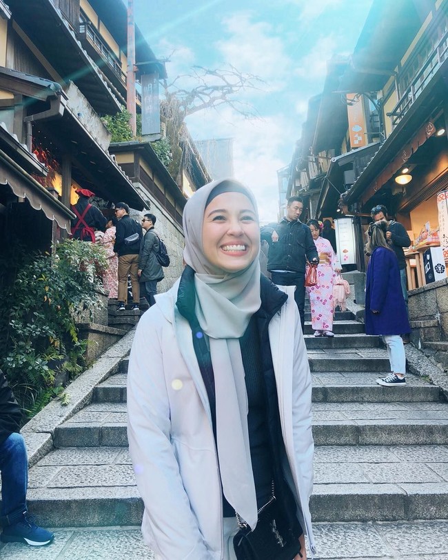 Gaya hijabnya mirip dengan hijabers Indonesia. Ia biasanya mengenakan pashmina dengan berbagai macam bahan mulai dari viscose hingga sifon. Foto: Instagram/emma_maembongofficial