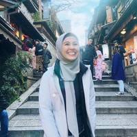 Gaya hijabnya mirip dengan hijabers Indonesia. Ia biasanya mengenakan pashmina dengan berbagai macam bahan mulai dari viscose hingga sifon. Foto: Instagram/emma_maembongofficial