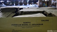 Sampul ini nantinya akan digunakan untuk menyimpan hasil pemungutan dan penghitungan suara dari masing-masing TPS.